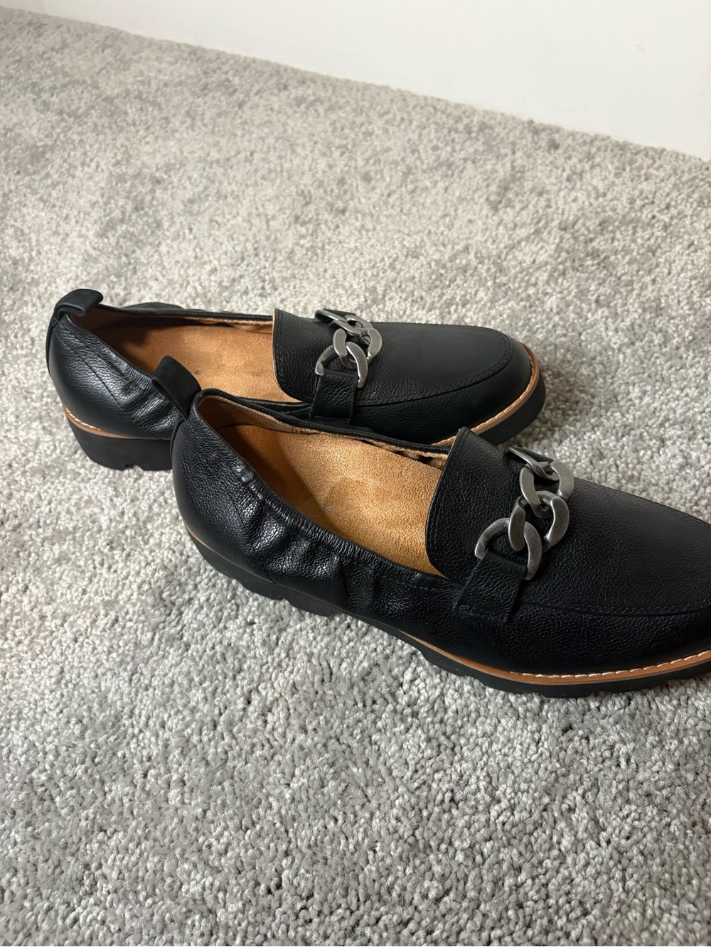 Vionic Black Leather Loafer with Chain Detail size 7 - Picture 9 of 9